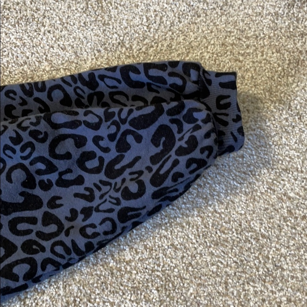 EUC Charcoal Leopard Print Cropped Sweatshirt SZ S - Picture 4 of 7